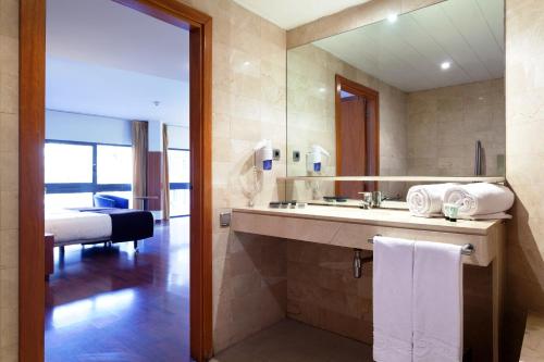 Habitación Doble con cama supletoria - 1 o 2 camas del hotel Viladomat. Foto 5