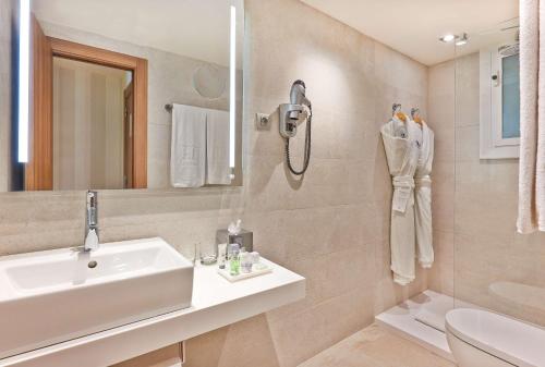 Habitación Doble Superior - 1 o 2 camas del hotel NH Barcelona Les Corts. Foto 5