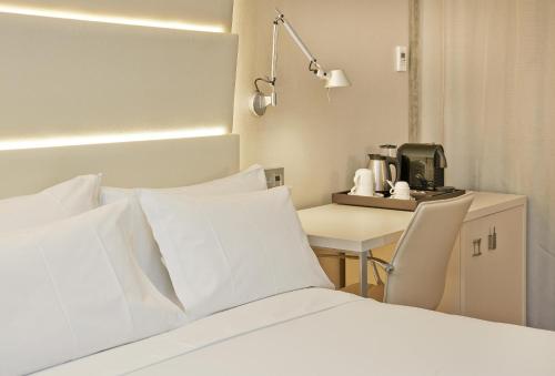 Habitación Doble Superior - 1 o 2 camas del hotel NH Barcelona Les Corts. Foto 10