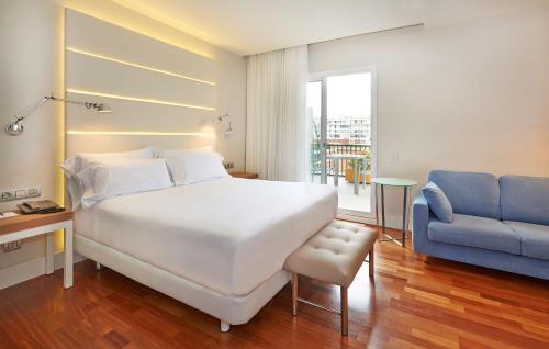 Habitación Doble Superior con terraza y vistas - 1 o 2 camas del hotel NH Barcelona Les Corts. Foto 3