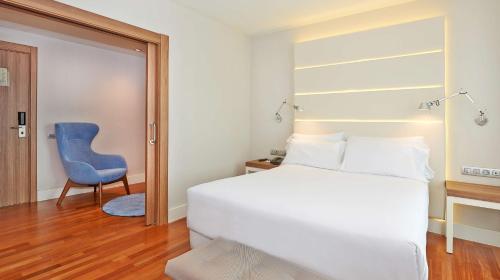 Habitación Doble Superior con terraza y vistas - 1 o 2 camas del hotel NH Barcelona Les Corts. Foto 4
