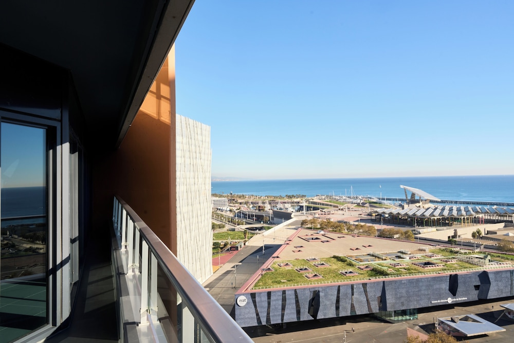 Suite junior, terraza del hotel Barcelona Princess. Foto 4