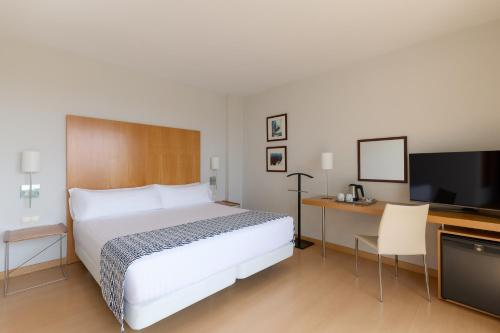 Habitación Doble Superior con terraza del hotel Catalonia Barcelona Beach. Foto 1