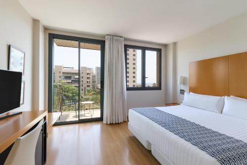 Habitación Doble con vistas al jardín del hotel Catalonia Barcelona Beach. Foto 3