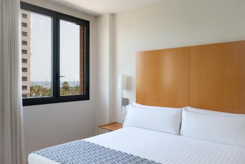 Habitación Doble con vistas al mar del hotel Catalonia Barcelona Beach. Foto 3