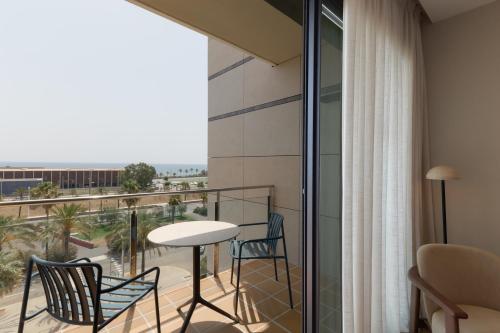 Habitación Doble Deluxe con balcón y vistas al mar del hotel Catalonia Barcelona Beach