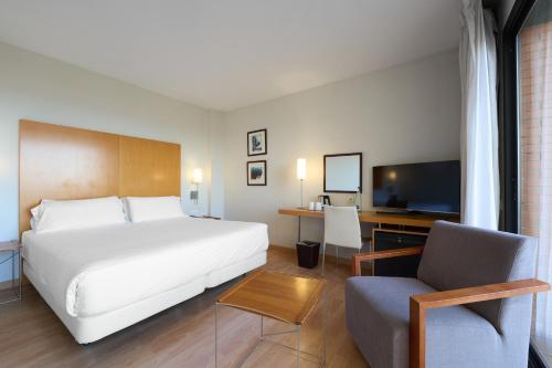 Habitación Doble Superior con balcón del hotel Catalonia Barcelona Beach. Foto 3