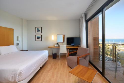 Habitación Doble Superior con balcón - vistas al mar del hotel Catalonia Barcelona Beach. Foto 1