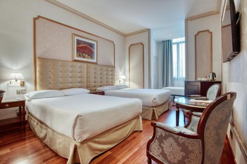 Habitación Triple Clásica del hotel Roger De Lluria Barcelona. Foto 2