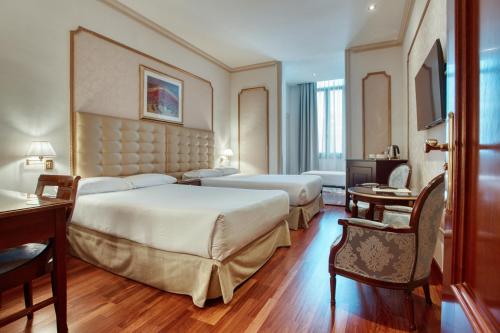 Habitación Triple Clásica del hotel Roger De Lluria Barcelona. Foto 3