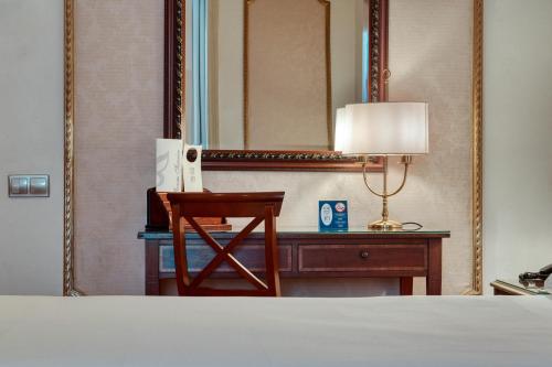 Habitación Triple Clásica del hotel Roger De Lluria Barcelona. Foto 4