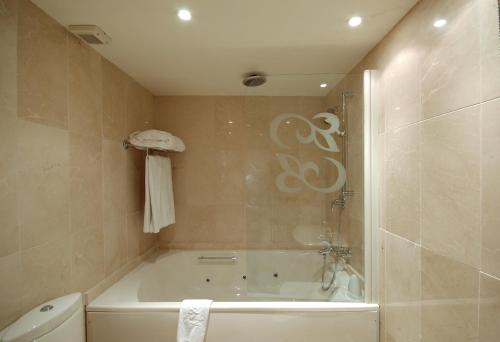 Habitación Deluxe con bañera de hidromasaje del hotel Roger De Lluria Barcelona. Foto 1