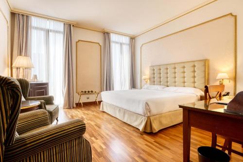 Habitación Deluxe con bañera de hidromasaje del hotel Roger De Lluria Barcelona. Foto 3
