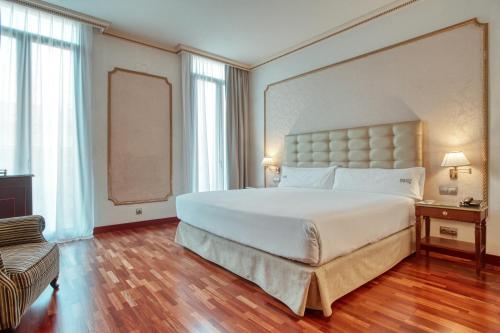Habitación Deluxe con bañera de hidromasaje del hotel Roger De Lluria Barcelona. Foto 4