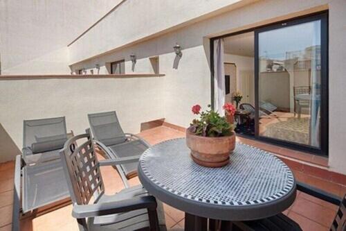 Habitación Doble Clásica con terraza privada del hotel Roger De Lluria Barcelona. Foto 1