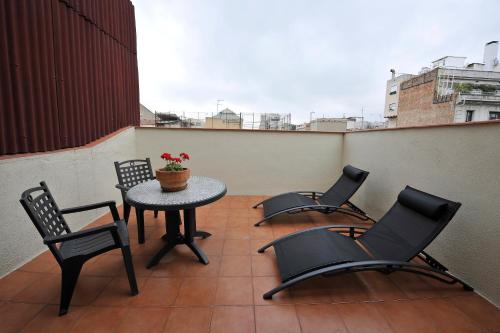 Habitación Doble Clásica con terraza privada del hotel Roger De Lluria Barcelona. Foto 3