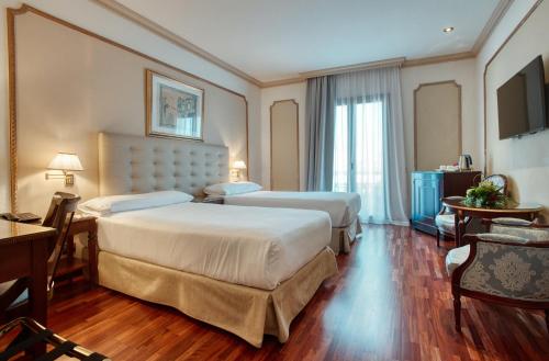 Habitación Doble Clásica con terraza privada del hotel Roger De Lluria Barcelona. Foto 8