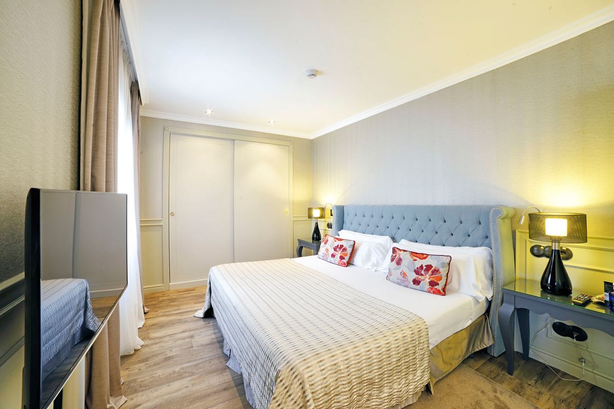 Suite Confort del hotel El Avenida Palace. Foto 3