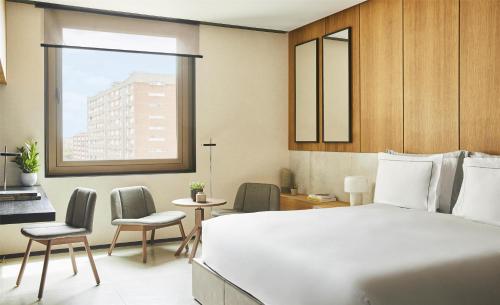 Habitación con cama extragrande. del hotel Grand Hyatt Barcelona