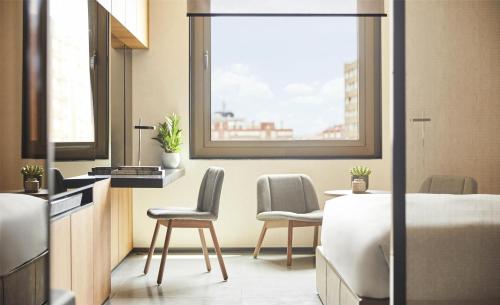 Habitación con cama extragrande. del hotel Grand Hyatt Barcelona. Foto 1
