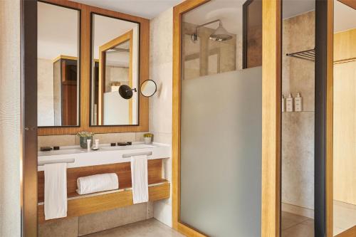 Habitación con cama extragrande. del hotel Grand Hyatt Barcelona. Foto 2