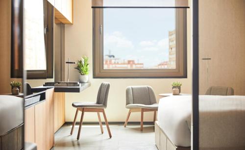 Habitación con cama extragrande. del hotel Grand Hyatt Barcelona. Foto 3