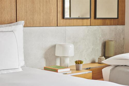 Habitación con cama extragrande y cama supletoria del hotel Grand Hyatt Barcelona