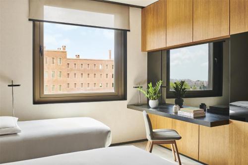 Habitación con cama extragrande y cama supletoria del hotel Grand Hyatt Barcelona. Foto 1