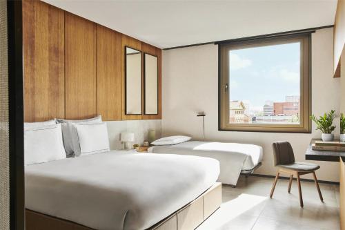 Habitación con cama extragrande y cama supletoria del hotel Grand Hyatt Barcelona. Foto 2