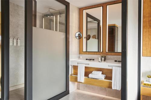 Habitación con cama extragrande y cama supletoria del hotel Grand Hyatt Barcelona. Foto 3