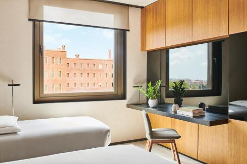 Habitación con cama extragrande y cama supletoria del hotel Grand Hyatt Barcelona. Foto 4