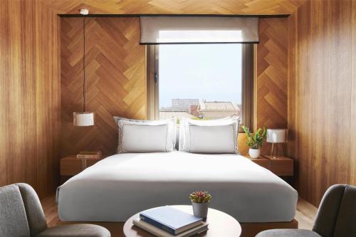 Habitación Deluxe con cama extragrande del hotel Grand Hyatt Barcelona. Foto 1