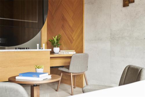 Habitación Deluxe con cama extragrande del hotel Grand Hyatt Barcelona. Foto 4