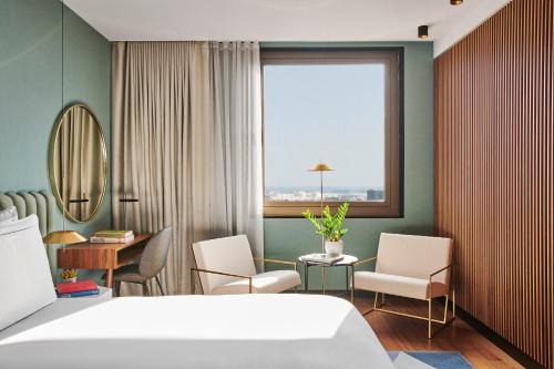 Habitación Premium con cama extragrande y acceso al club del hotel Grand Hyatt Barcelona
