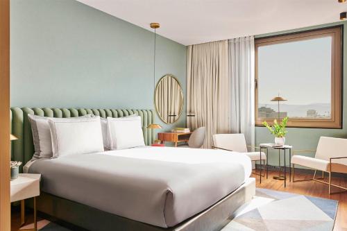 Habitación Doble Premium con cama extragrande y vistas del hotel Grand Hyatt Barcelona