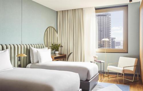 Habitación Doble Premium con cama extragrande y vistas del hotel Grand Hyatt Barcelona. Foto 1