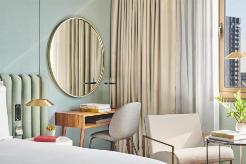Habitación Doble Premium con cama extragrande y vistas del hotel Grand Hyatt Barcelona. Foto 3