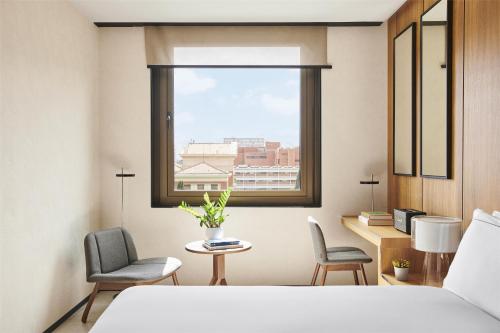 Habitación con cama grande del hotel Grand Hyatt Barcelona. Foto 1