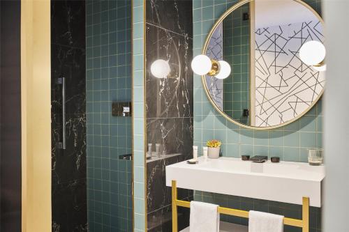 Habitación con cama grande del hotel Grand Hyatt Barcelona. Foto 4