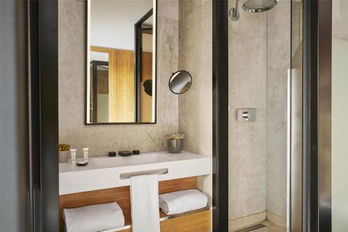 Habitación con cama grande del hotel Grand Hyatt Barcelona. Foto 5