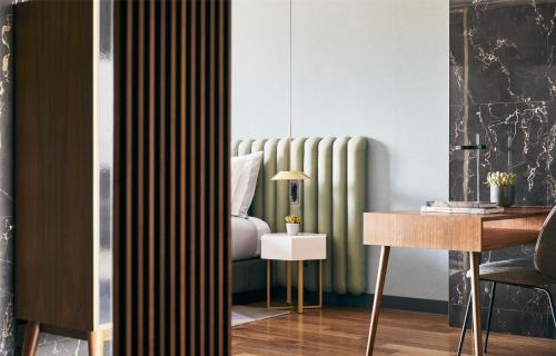 Suite Junior con cama extragrande del hotel Grand Hyatt Barcelona. Foto 1