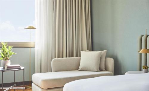 Suite Junior con cama extragrande del hotel Grand Hyatt Barcelona. Foto 2