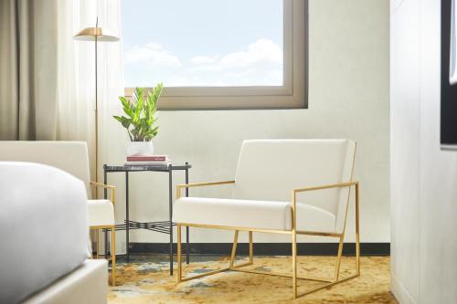 Suite Estudio con cama extragrande del hotel Grand Hyatt Barcelona. Foto 1