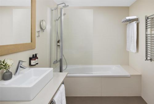 Habitación Doble Superior con cama supletoria del hotel Nh Barcelona Stadium. Foto 3