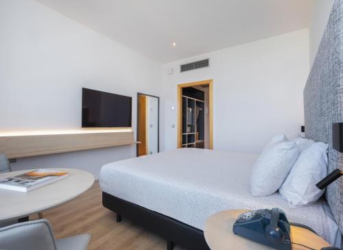 Estudio con cama extragrande del hotel INNSiDE Barcelona Aeropuerto
