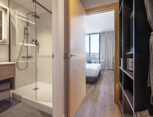 Estudio con cama extragrande del hotel INNSiDE Barcelona Aeropuerto. Foto 9