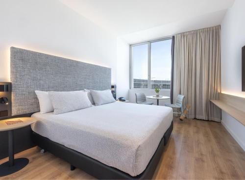 Estudio con cama extragrande del hotel INNSiDE Barcelona Aeropuerto. Foto 16