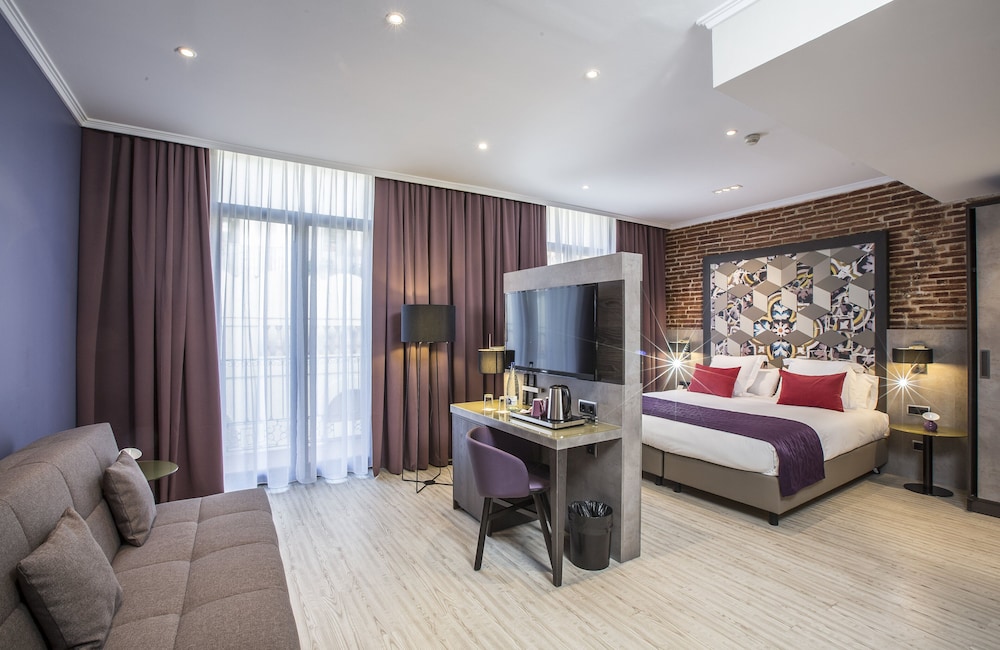 Habitación Deluxe del hotel Leonardo Barcelona Las Ramblas. Foto 1