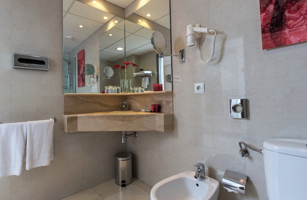 Habitación Deluxe del hotel Leonardo Barcelona Las Ramblas. Foto 5