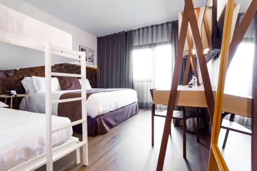 Habitación Standard con 1 cama extragrande y litera - No fumadores del hotel Best Western Plus Hotel Alfa Aeropuerto. Foto 1